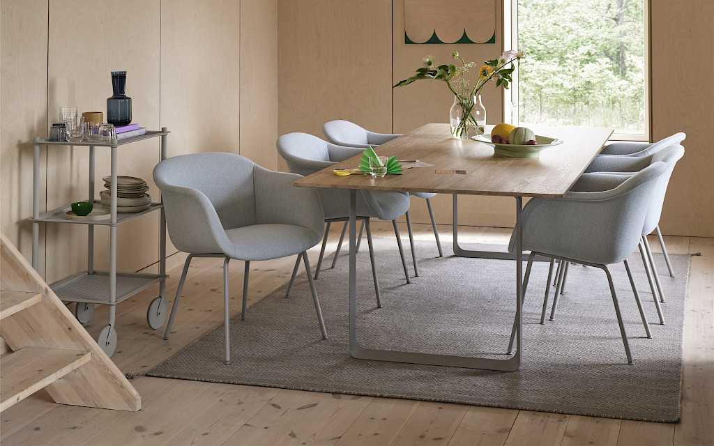 Muuto Fiber Soft Armchair und Ply Rug Teppich bei Anliker Home