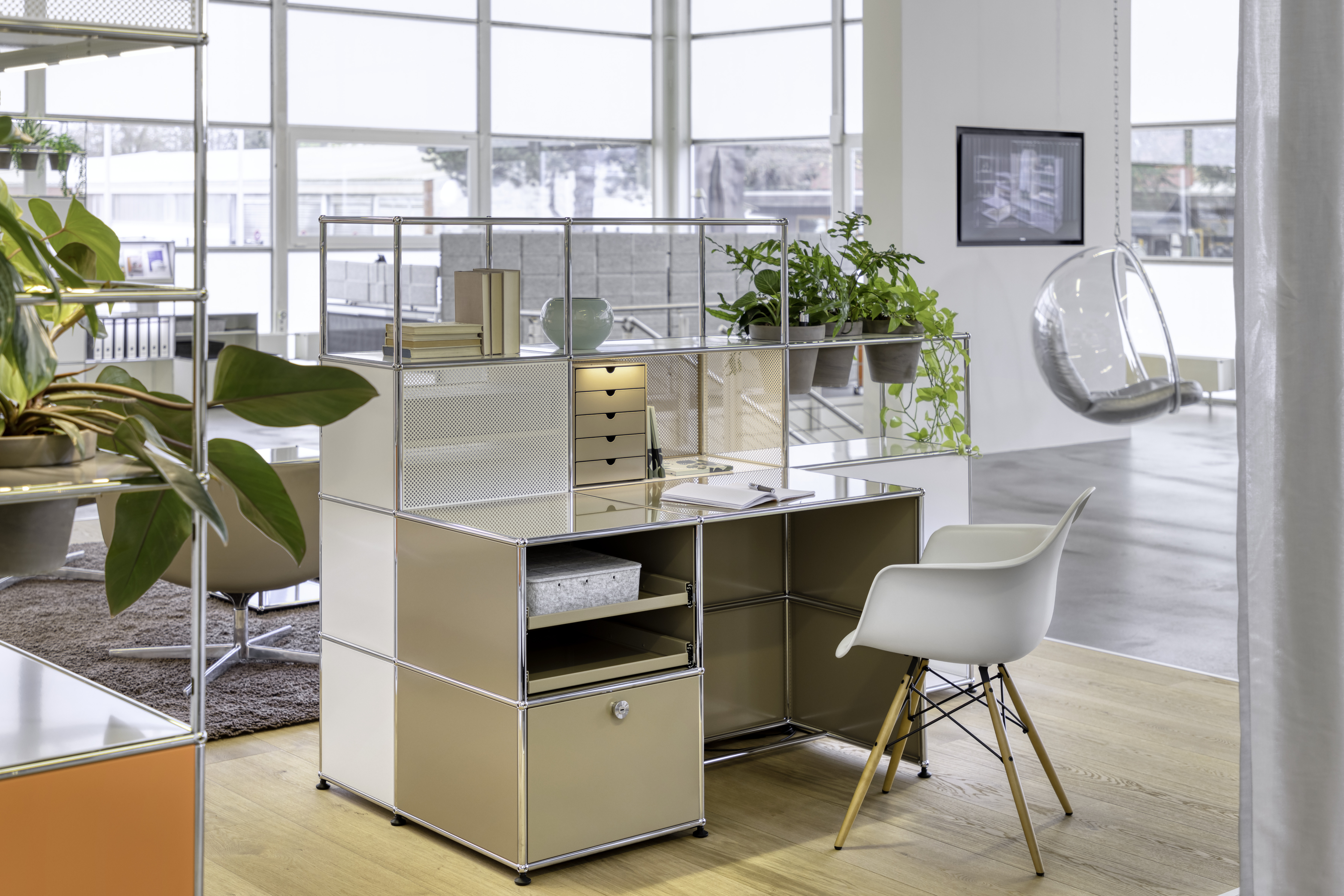 USM Haller Schreibtisch mit Regal bei Anliker Home