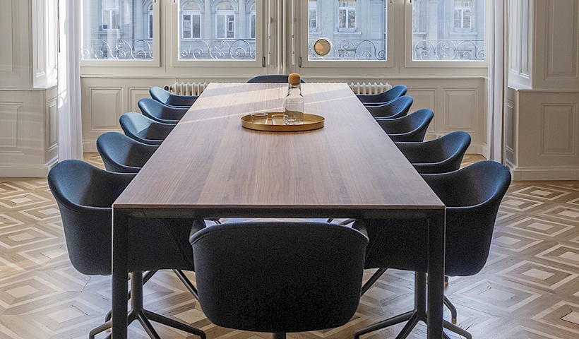 Arco Shift Tisch mit Muuto Fiber Armchair und Louis Poulsen Above Pendelleuchte in Sitzungszimmer