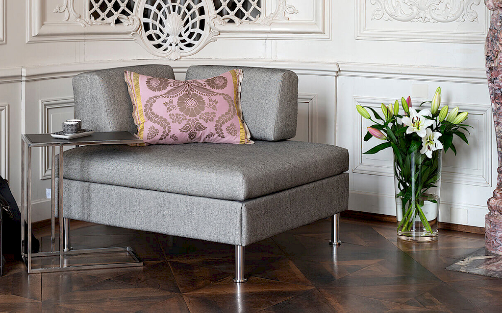 Swiss Plus Möbel Hocker und Bettsofa grau im Kaminzimmerbei Anliker Home