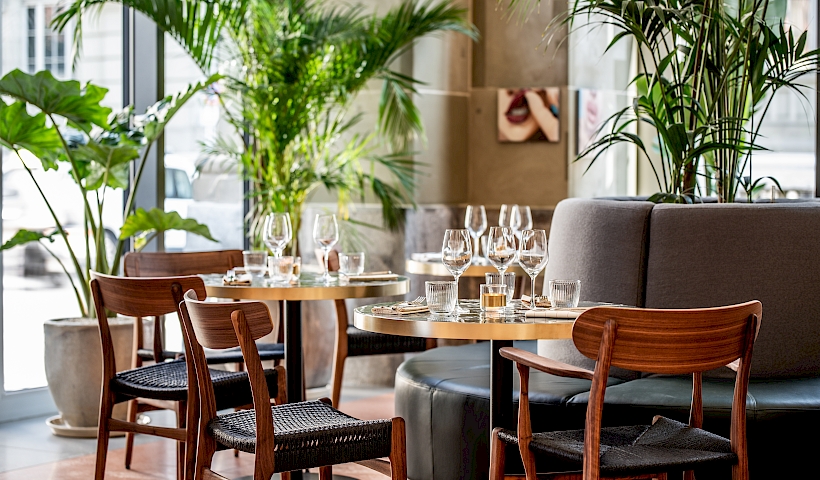 Stühle Carl Hansen CH23 und CH26 im Restaurant Più im Kornhaus Bern