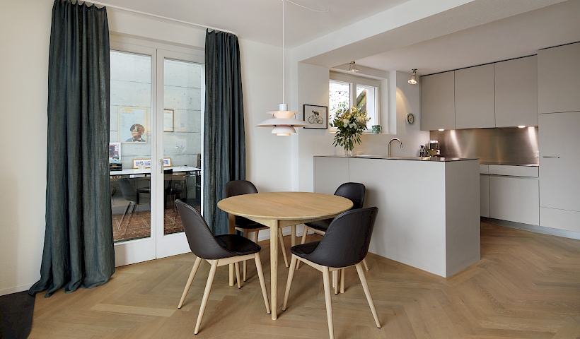 Ausziehtisch 290 von Andersen Furniture, Harbour Side Dining Chairs in Leder und Eiche natur von AUDO, Hängelampe PH5 von Louis Poulsen