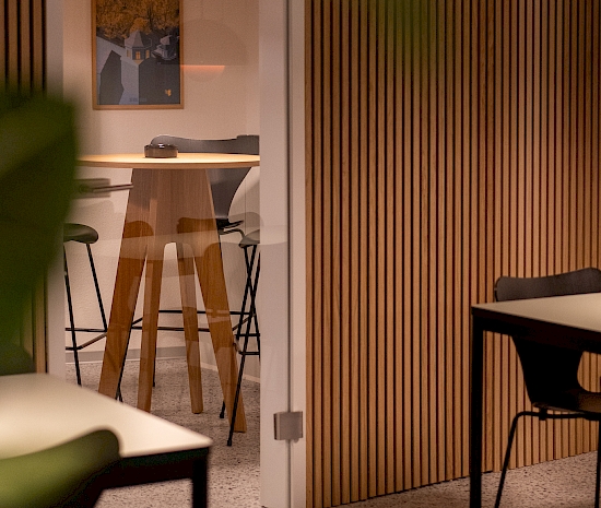 Kantine Loeb: Tische Alpha von Embru Spezialanfertigungen mit schwarzer Kante und schwarzem Untergestell, Stühle und Barhocker ohne Armlehne aus der Serie 7 von Fritz Hansen, Stehtische Desk von Vifian in Eiche, Lampen von &tradition, Modell Flowerpot VP7 und VP1