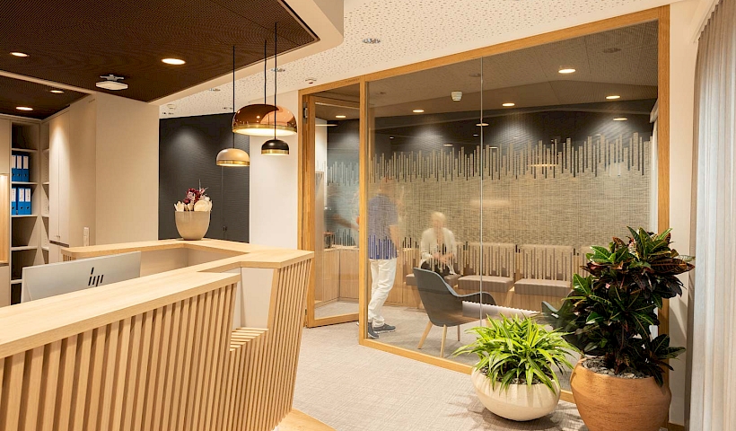 Inneneinrichtung einer Praxis von Anliker Home mit dem Büroprogramm von Walter Knoll, sowie weitere Elemente von Vitra und Müller Metallmöbel