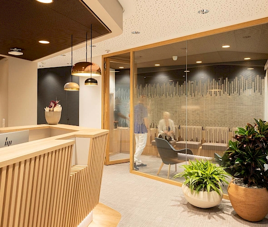 Inneneinrichtung einer Praxis von Anliker Home mit dem Büroprogramm von Walter Knoll, sowie weitere Elemente von Vitra und Müller Metallmöbel