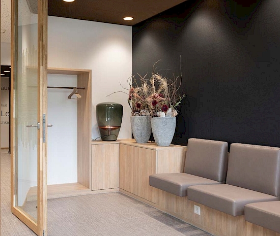 Inneneinrichtung einer Praxis von Anliker Home mit dem Büroprogramm von Walter Knoll, sowie weitere Elemente von Vitra und Müller Metallmöbel
