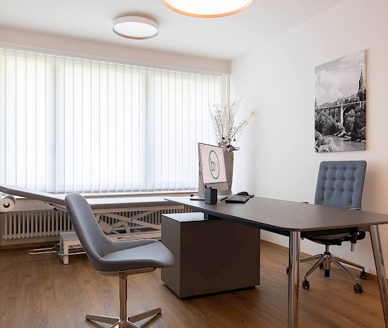 Inneneinrichtung einer Praxis von Anliker Home mit dem Büroprogramm von Walter Knoll, sowie weitere Elemente von Vitra und Müller Metallmöbel