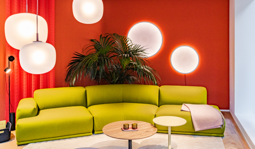 Sofa, Beistelltische von Muuto, Hängeleuchten Rime Pendant von Muuto, Calm Wandleuchte von Muuto, Muuto-Teppich Relevo Rug, Vorhangstoffe von Maharam und Kvadrat
