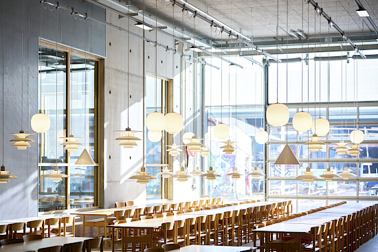 Lous Poulsen PH5 Pendelleuchte in modernem Restaurantraum